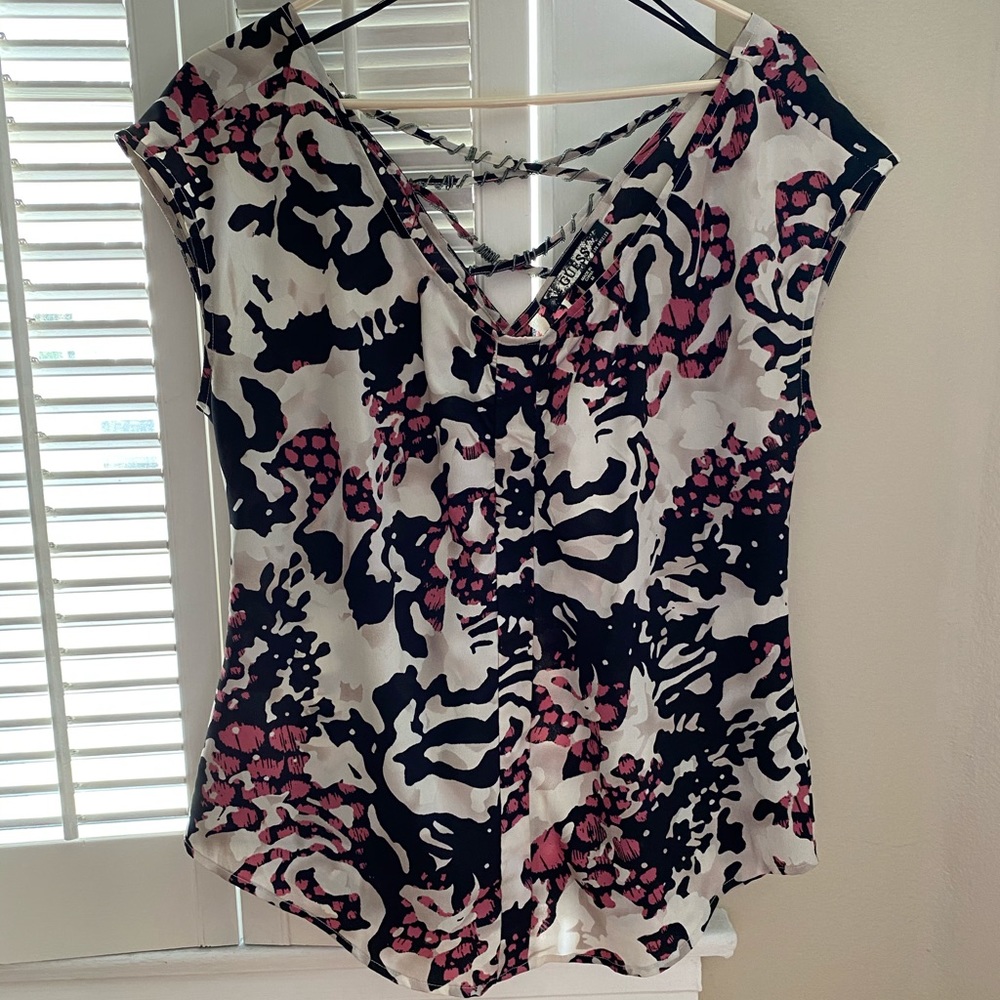 GUESS Blouse with fun pattern and funky back!